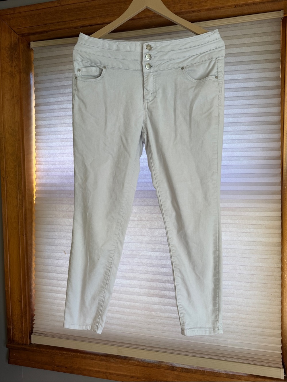 d. jeans Off-White High-Rise Slim Jeans size 6 0195